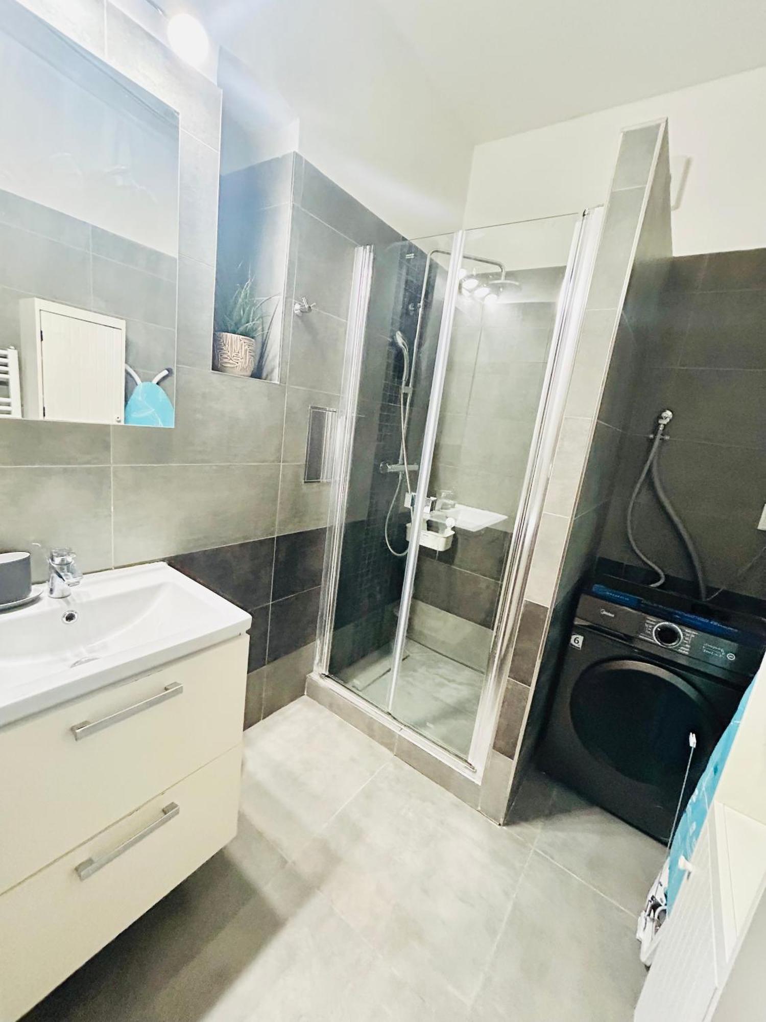 Modern Spacious Apartment In Center Praha Eksteriør bilde